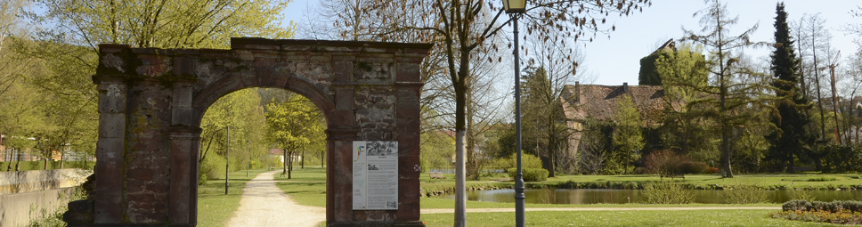 Schlosspark mit Blick auf das Wasserschloss in Burgsinn