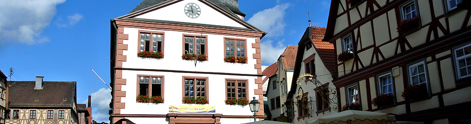 Lohr am Main: Rathaus und Fachwerkhäuser prägen das Ortsbild