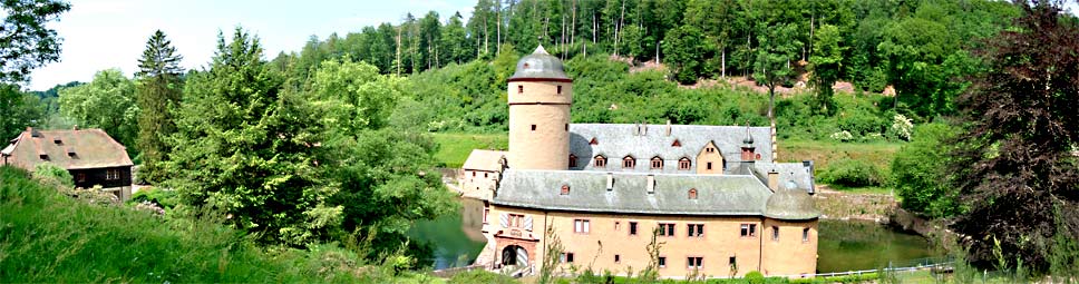 Idyllisch in einem Spessarttal gelegen - das Schloss von Mespelbrunn