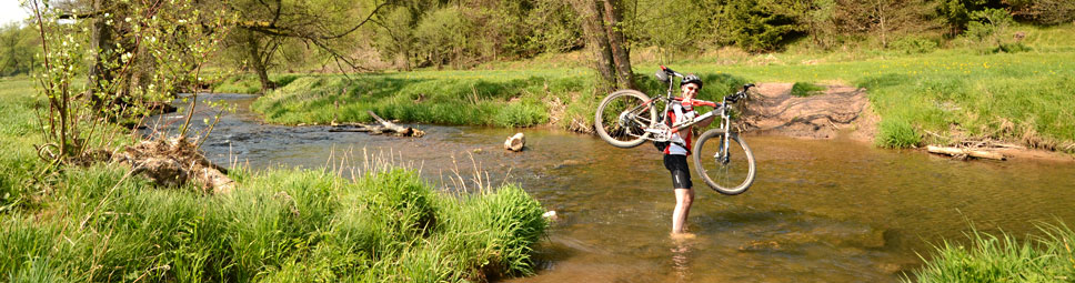 Wenn eine Flussdurchfahrt per Mountainbike doch zu tief wird