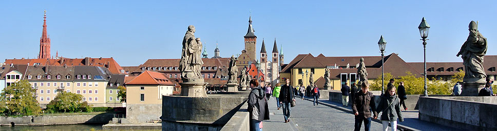 Würzburg: Blick auf die alte Mainbrücke Richtung Dom