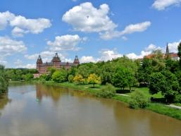 Schloss und Park am Main