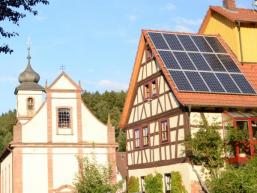 Fachwerkhaus mit Wallfahrtskirche