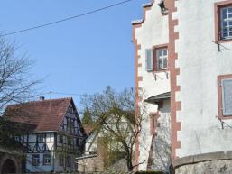 Schloss Wolfsmünster mit alten Bauernhöfen