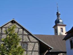 Kirchturm und Fachwerkhaus in Schonderfeld