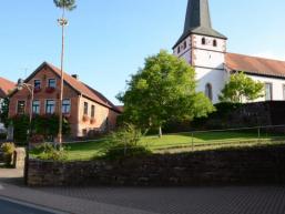 Dorfplatz und Linde nahe der Kirche von Mittelsinn