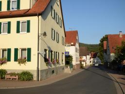 Dorfstraße und Ortsansicht von Mittelsinn im Spessart