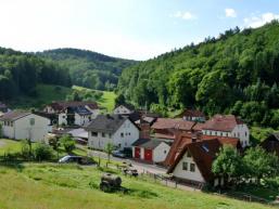 Wohnrod umschlossen von Wald