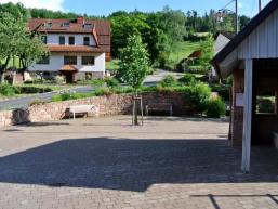 Ortsplatz an der Kirche