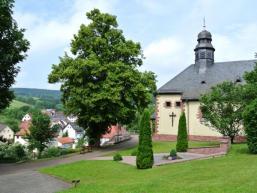 Die Kirche wacht über Aura