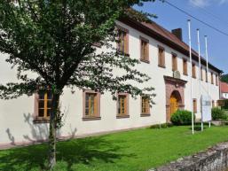 Aura´s ehemaliges Amtshaus - heute Grundschule