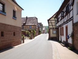 Dorfstraße in Schonderfelds Ortsmitte