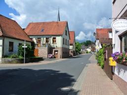 Beschaulich geht es auf der Dorfstraße von Mittelsinn zu