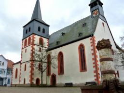 Brunnen und Kirche in Steinau