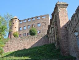 Die Burg Wertheim thront über Wertheim