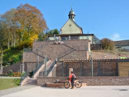 Unweit der Gaststätte zum Spessart liegt der Dorfplatz von Aura