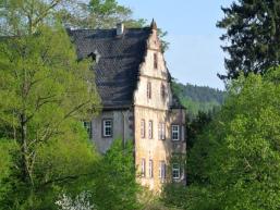 Das Neue Schloss 1590 bis 1620 im Renaissancestil am Waldrand östlich der Sinn erbaut