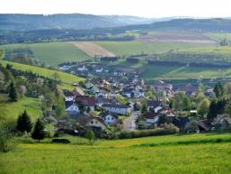 Am Aurakreuz: Blick auf Aura im Sinngrund