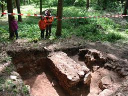 Reste der Klosteranlage im Waldboden