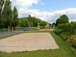 Ballspiel und Schwimmen im Freibad Gemünden