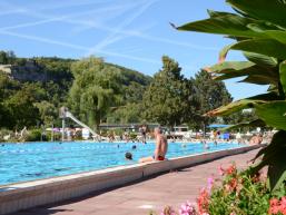 Freibad Karlstadt mit Blick auf die Karlsburg