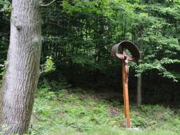 Kreuz mit Ruhebank am Hexenbrünnlein