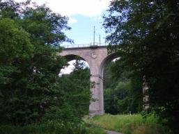 Auch die Eisenbahn fährt im Sinngrund