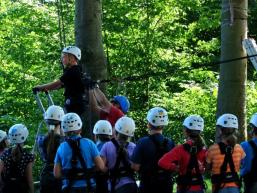 Teamwork im Klettergarten Burg Rieneck