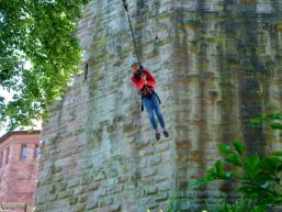 Schwingen vor historischen Mauern