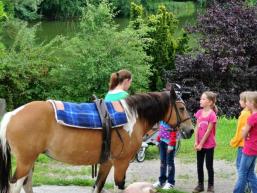 Kind und Pferd in malerischer Natur