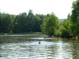 Badespaß im Naturbadesee Arnstein