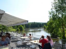 Blick von der Seeterrasse über den Naturbadesee Arnstein