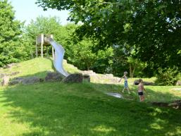 Rutsche des Spielplatzes am Arnsteiner Badesee