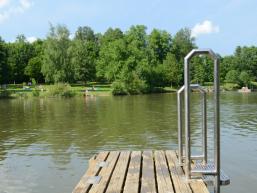 Steg mit Leiter am Arnsteiner Naturbadesee