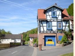 Blick auf den Pilzweg. Im Hintergrund die Obere Mühle