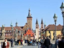 Alte Mainbrücke und Domstraße in Würzburg