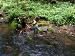 Kinderspaß im Nass der Schondra