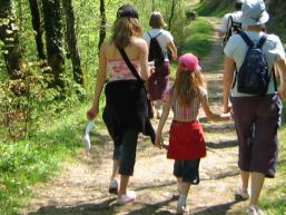 Familie beim Wandern im Sinngrund