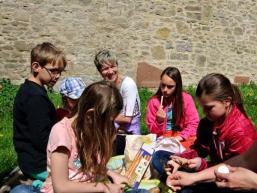 Familienpicknick auf der Burg Homburg