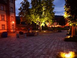 Beleuchteter Innenhof des Huttenschloss von Gemünden, wenn es dunkel ist