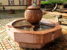 Brunnen vor dem Huttenschloss in Gemünden