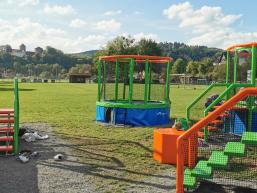 Große Sprünge auf dem Trampolin Rienecks Trampolinanlage