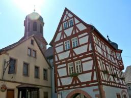 Rathaus, Wirtshaus und Kirche