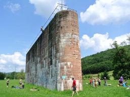 Die Brücke über die Saale wurde nie fertig gestellt