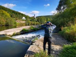 Wander:in an der Saale beim Kloster Schönau