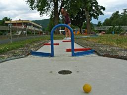 Verschiedene Bahnen auf der Minigolfanlage in Gemünden