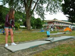 Minigolfen in den Ferien auf der Saaleinsel in Gemünden