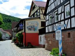 Morlesaus Ortsstraße mit Gasthaus