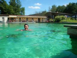 Schwimmerbecken mit Kioskbereich