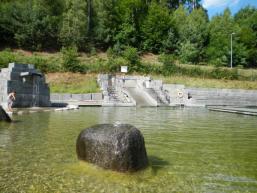 Quellsteine speisen das Flachwasserbecken